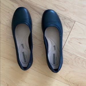 Girls 5 1/2 black slip on flats